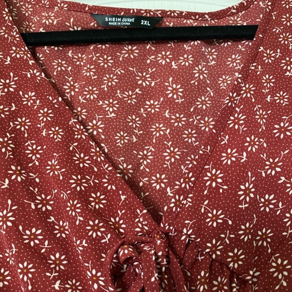 SHEIN CURVE 💋 BURGUNDY RED & WHITE FLORAL GATHERED WAIST BLOUSE TOP Women’s 2X - Picture 8 of 10